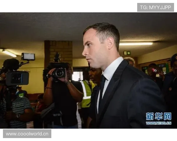 奥斯卡·皮斯托瑞斯法庭门口穿西装微笑，刀片腿配腕表的反差让我瞬间无语